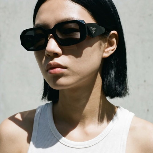 Prada sunglasses like new, black