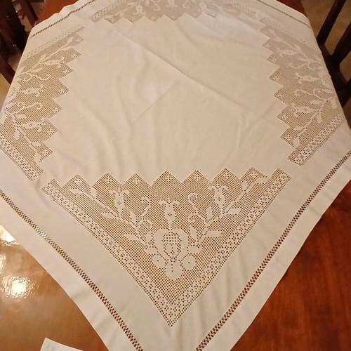 Handmade tablecloth with embroidery like new, 1.20 x 1.10 m