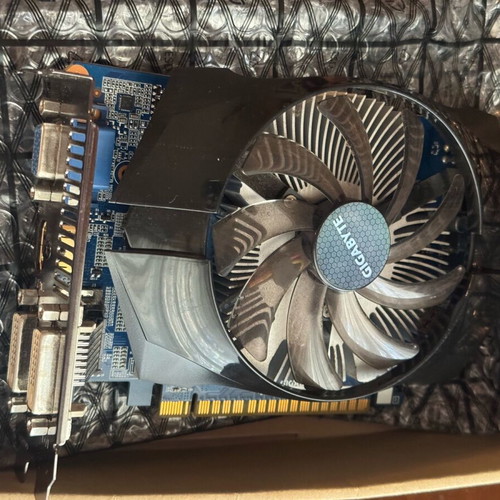 VGA Gigabyte NVIDIA GeForce GT740 OC GV-N740D5OC-1GI 1GB DDR5 PCI-E like new