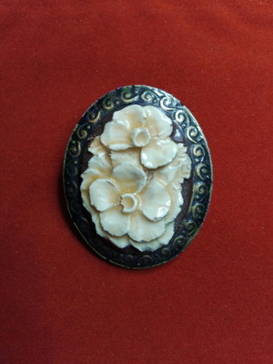 Pin used with beige and gold flower