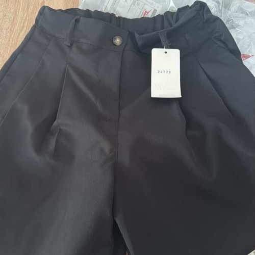 Black pleated pants new, one size