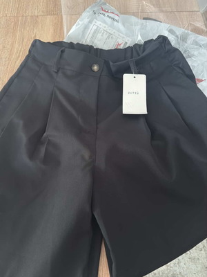Black pleated pants new, one size
