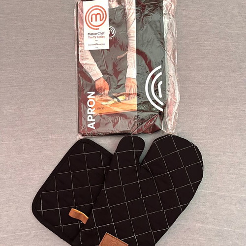 MasterChef kitchen set new, apron, oven mitt and pot holder