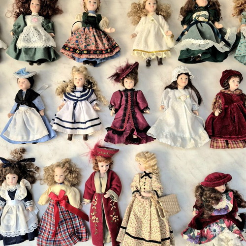 Porcelain doll collection like new, pack of 20 vintage dolls