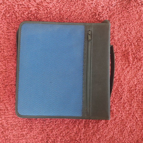 Fabric case for 120 CD/DVD like new with zipper and handle