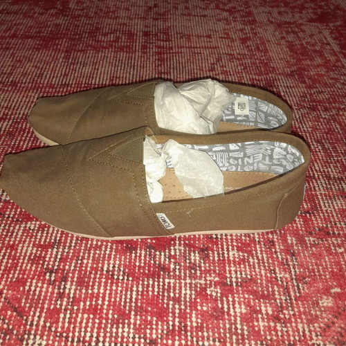 Toms canvas shoes used in excellent condition