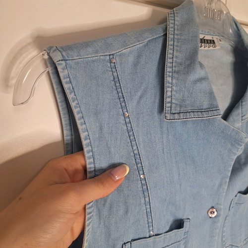 Sleeveless denim shirt like new, size Large, blue turquoise