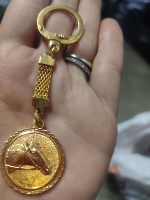 Metal keychain like new, gold color
