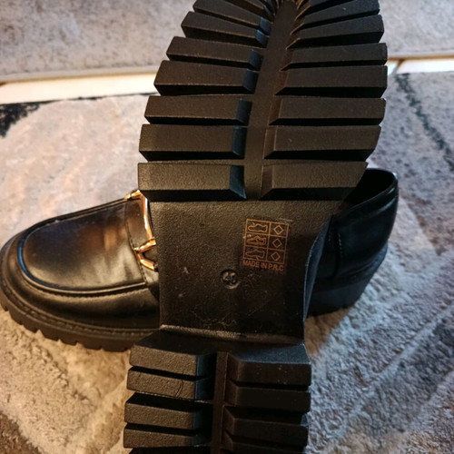 Loafers with gold chain, new, size 40, black