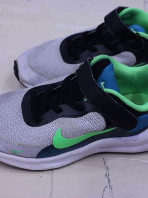 Nike kids' athletic shoes size 30 used, black and white