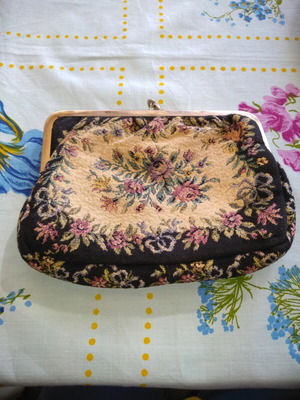 Τσαντάκι vintage των 60s σαν καινούργιο, black petit point με χρυσό κούμπωμα