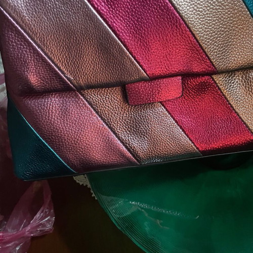 Метализирана чанта нова с етикети цветна crossbody