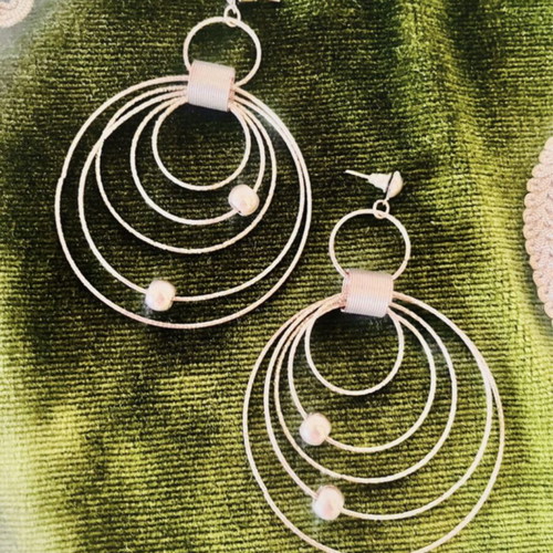 Set of 3 pairs of earrings, vintage clip-on and minimal dangle