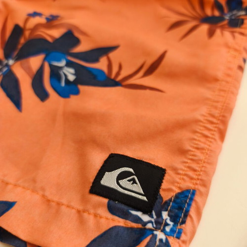 Quiksilver swim shorts like new, adjustable drawstrings, quick-dry fabric