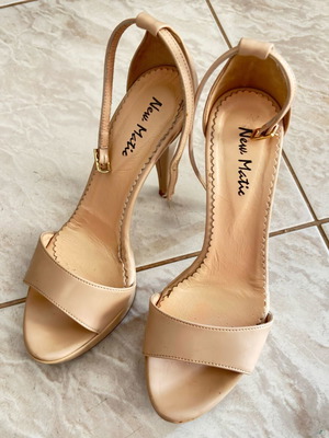 Leather sandals with platform used, beige New Matic