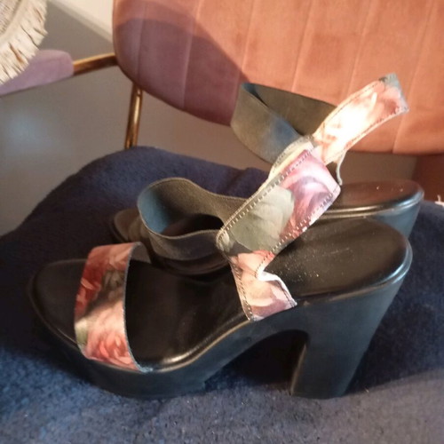 Heeled sandals like new, size 39