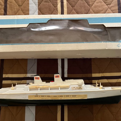 Caravel Toys cruise ship like new, in original box