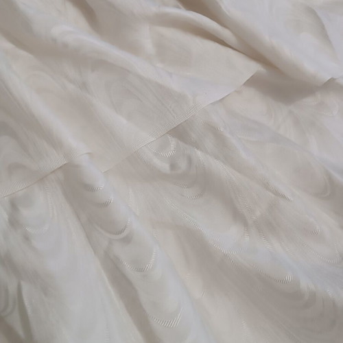 White curtain heavy quality 560 x 227 cm with pleats and embroidered design like new