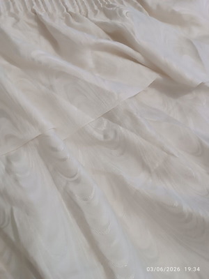 White curtain heavy quality 560 x 227 cm with pleats and embroidered design like new