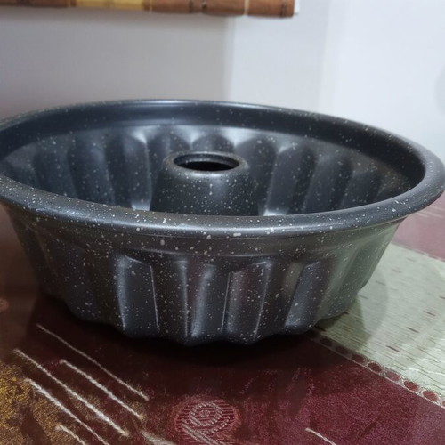 Iron cake pan with enamel coating