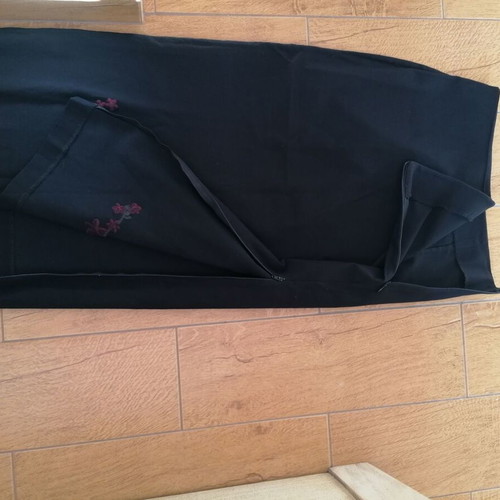 Italian skirt L new, elastic with embroidered design