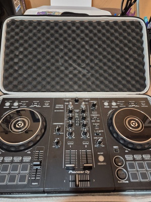 Pioneer DDJ 400 DJ controller with case