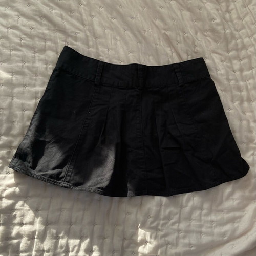 United Colors of Benetton black pleated skirt like new, size L