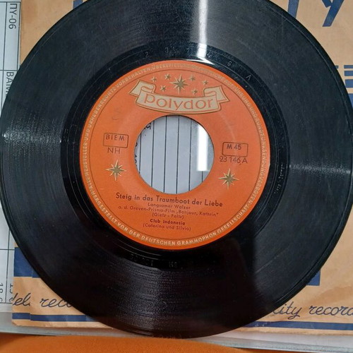 45 rpm vinyl record used, 45 turns disc