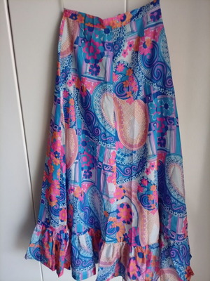 Maxi skirt size 48 like new with 70s style pattern and ruffles