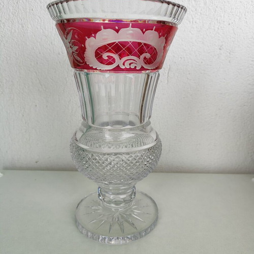 Decorative crystal vase like new with red border
