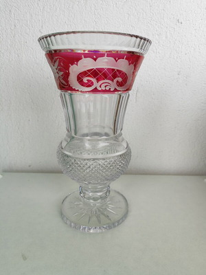 Decorative crystal vase like new with red border