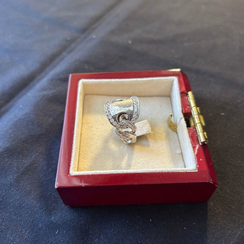 Silver 925 ring with white stones like new