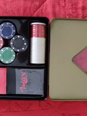 Max XL Poker Set with 2 decks, 100 chips and 1 dealer chip