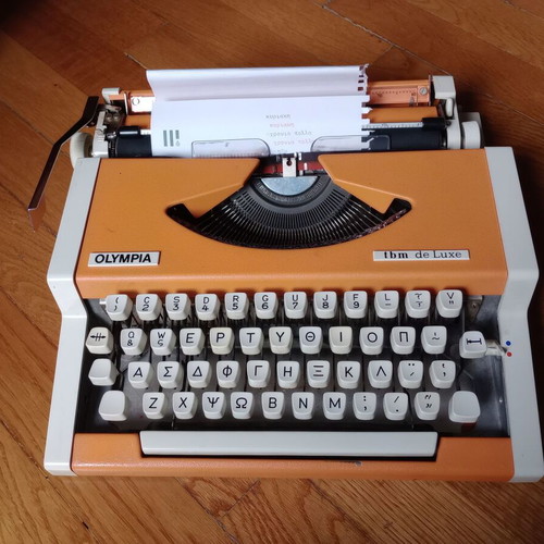 Olympia Traveller de Luxe typewriter like new with case