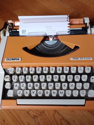 Olympia Traveller de Luxe typewriter like new with case