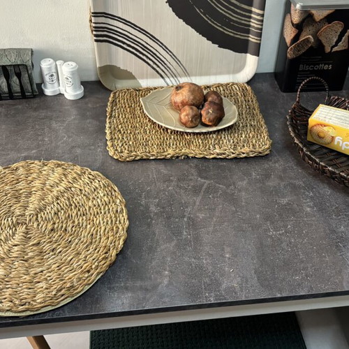 Kitchen table used, good condition with minor leg wear