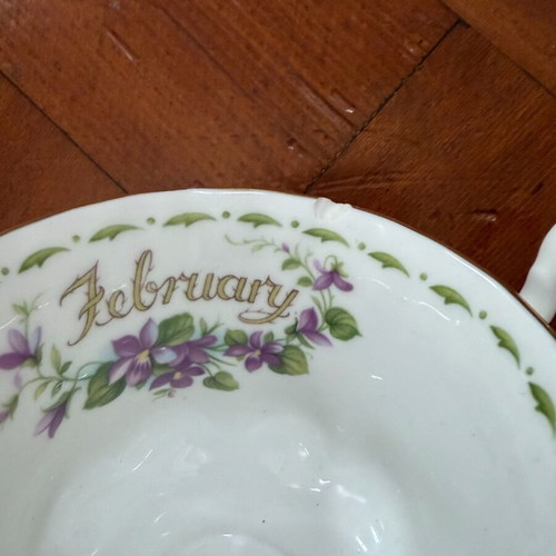 Royal Albert February trios collectible like new, 21 cm plate