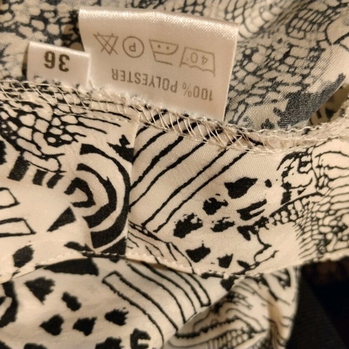 Shirt with elastic waist and shoulder pads like new, black-white size M