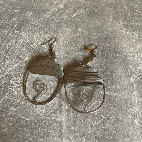 Dangling earrings like new with silver designs