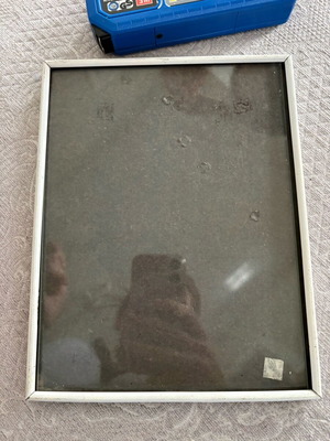 Κορνίζα τοίχου ή επιτραπέζια μεταχειρισμένη 23x18 εκ με γρατζουνιές