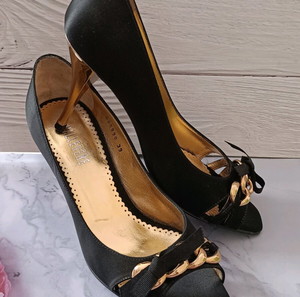 -20% Off Μαύρες Σατέν Peep Toe Γόβες με Χρυσή Αλυσίδα & Μεταλλικό Τακούνι
