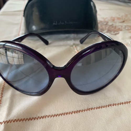 Salvatore Ferragamo sunglasses like new, black