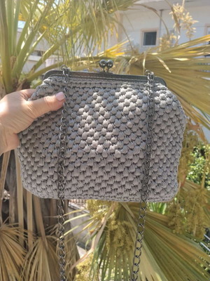 Handmade Punto Canestro knitted shoulder bag with metal clasp and chain, grey