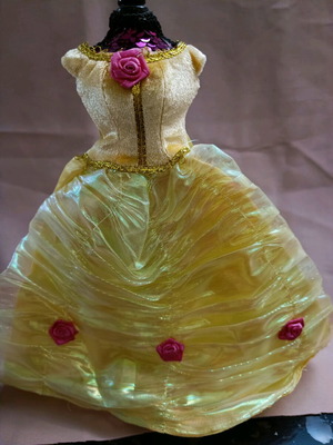 Bella's luxurious dress from Beauty and the Beast like new