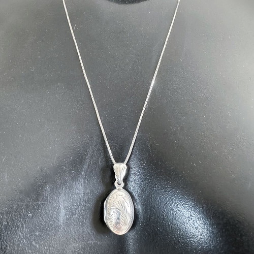 Vintage silver necklace with 925 silver photo locket, like new