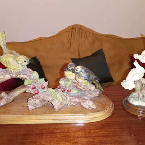 Decorative bird figurines from the 90s like new with wooden base