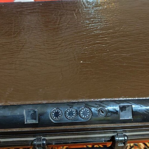 Delsey hard briefcase like new, brown