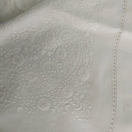 Bed sheet set with embroidery like new, fitted sheet and 2 pillowcases