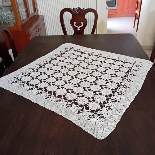 Crochet tablecloth white with daisy pattern like new