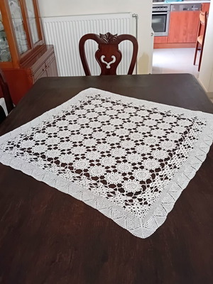 Crochet tablecloth white with daisy pattern like new